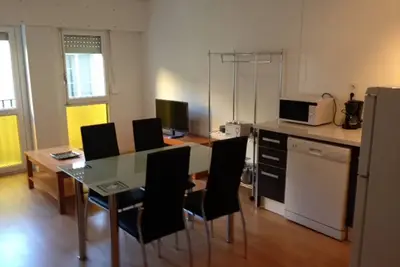 Image de Appartement De 4 Chambres / 2 Salles De Bains Dans Un TRÈS Bon Endroit. Quartier Calme, SÉJOUR Facile