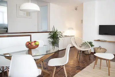 Appartement confortable avec piscine et jardin.