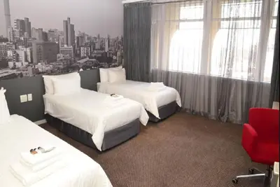 Le Reef Hostel de Jhb propose des hébergements réservés aux adultes, un jardin et une terrasse.