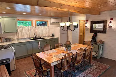 Image de Chalet privé niché entre de grands pins près du cœur des Adirondacks
