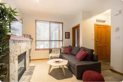 Image de Cozy Whistler Village Reindeer Retreat Studio