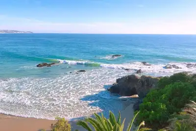 Image de Maison de plage de verre moderne sur la plage isolée de Malibu