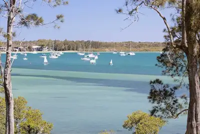 Image de 'Corlette Waterfront', 2/44 Danalene Parade - Waterfront Luxury, Wifi, Aircon, Parking pour bateaux