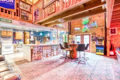 Image de Incroyablement unique maison inspirée de bar w / bain à remous et des jeux - marcher jusqu'à la plage, les chiens Ok!
