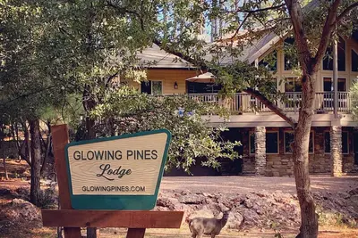 Image de Glowing Pines Lodge, spacieuse maison de chalet de luxe