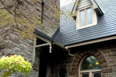 Image de Tout l'étage principal de l'église historique gothique en pierre de Perth: la plus belle petite ville de l'Ontario