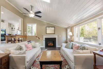 Image de Saugatuck en ville. Près de la plage / à pied de la ville / 10 couchages. Belle cour arrière / foyer.