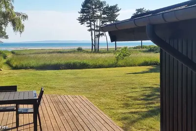 Image de Charmante petite maison au premier rang de la plage avec vue sur la mer