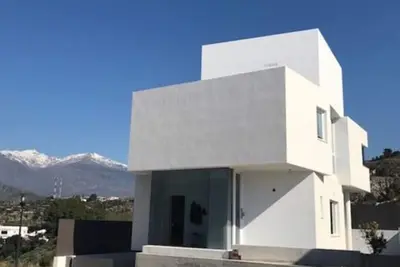 Image de Villa indépendante contemporaine de 3 chambres avec piscine privée et jardin