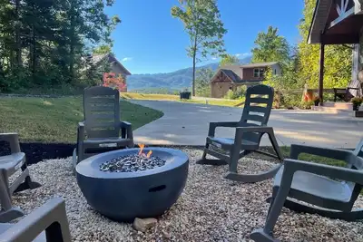 Image de Tout nouveau chalet de 3 chambres et 3 salles de bains entièrement meublé avec salle de jeux et bain à remous