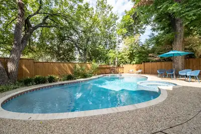 Image de Darlene - centre ville avec piscine!