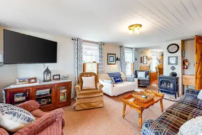 Image de Maison familiale en front de mer avec véranda, vue imprenable et accès à l’eau!