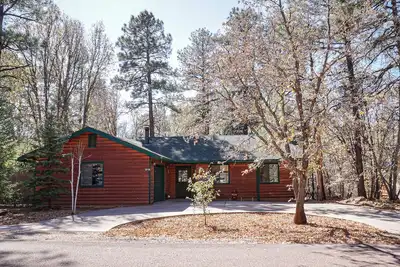 Image de Retraite De Cabine Serene Nichee Dans Les Pines Dans Le Pinetop Lakes Country Club