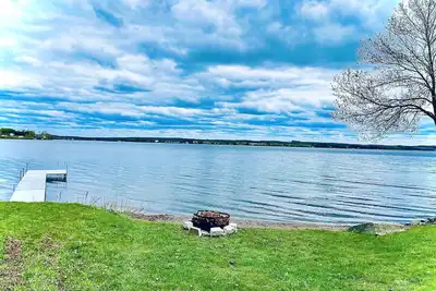 Image de Lakefront Cottage on Long Lake with direct Its access