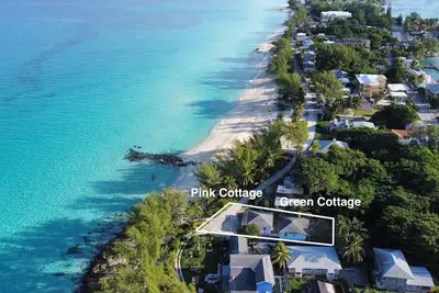Image de Cosy Seaside 2 Lits / 2 Bains Bimini Cottage-Bay Vue De CÔTÉ - Maison de couleur verte douce