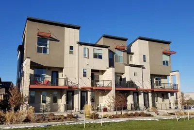 Image de Maison de ville moderne près des commodités, autoroute, aéroport, centre-ville