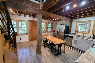 Image de Cabane de charme nichée au fond des bois, idéale pour une escapade ou un événement!