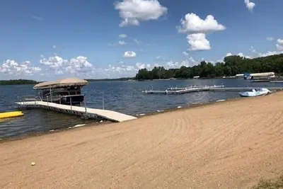 Image de De magnifiques couchers de soleil et une plage de sable fin au cœur du pays des lacs vous attendent!