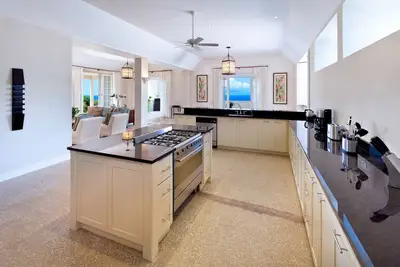Image de Unique maison sur la propriété de plantation avec vue, accès à la plage et plus!