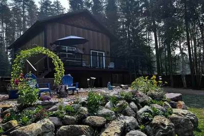 Image de Chalet tucked in the woods 7 miles from Glacier National Park.
