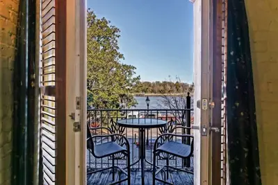 Vues imprenables sur River Street avec balcon privé de Lucky Savannah