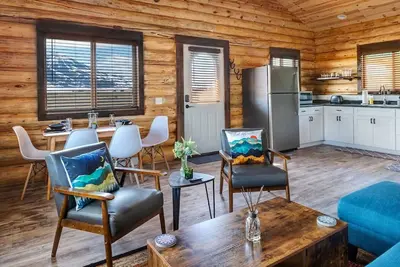 Image de Retraite confortable, moderne, cabane en rondins avec vue imprenable!