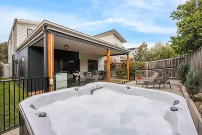 Image de Phillip Island - Maison de plage contemporaine dotée d'équipements modernes et d'un spa extérieur