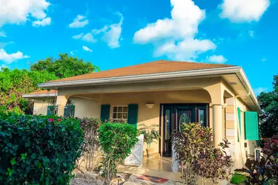 Image de The Cosy House, dans un quartier résidentiel calme, près de la plage numéro 1 de Grace Bay