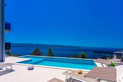Image de Nouveau Villa Belvedere avec piscine chauffée, billard, salle de jeux, vue sur la mer, 10 pax