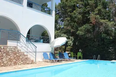 Villa Cleo - avec piscines privées. Eot sous licence. Kalamaki Villas