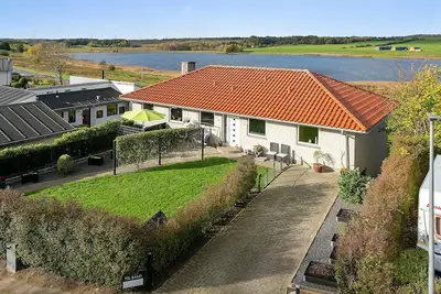 Image de Grande villa avec vue sur le lac