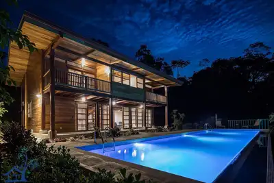 Image de Panorama Verde Poolside Jungle Oasis