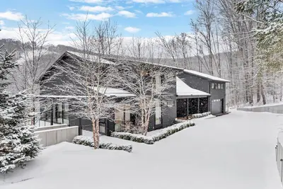 Image de Une maison de ski moderne avec vue sur les pentes