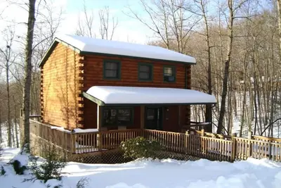 Image de La cabane en rondins Cardinal. Enveloppez le pont, le foyer. À côté du parc de la station de Pipestem.