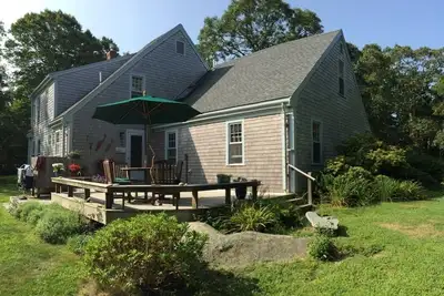 Image de Maison isolée dans les bois avec terrasse, foyer au bord du ruisseau, plage Vincent à proximité
