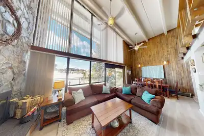 Image de Dernier étage avec bain à remous complexe complexe. Près des restaurants, supermarché, magasins. Accès facile aux stations