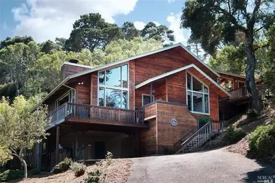 Image de Inverness beach house surplombant la baie de Tomales