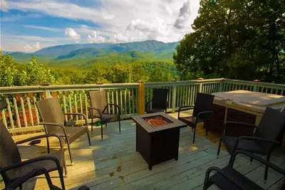 Best view around! 3 pools, pickleball, minutes to zip lining, hiking & downtown.