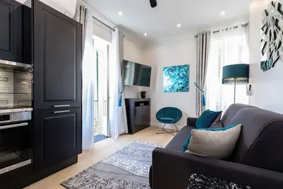 Image de ÉLÉGANT, 2balcons, RÉNOVÉ Nouvellement Sur La Vieille Ville Rue Rossetti 2br/2ba