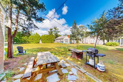 Image de Chalet de plage chien-friendly avec / grande pelouse sur la rue principale de Harwich