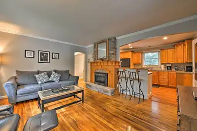 Image de Nouveau! Charlotte Area Home w / Patio - 6 Mi. à Dtwn!