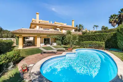 Image de Villa de luxe avec piscine privée à San Roque Golf Resort