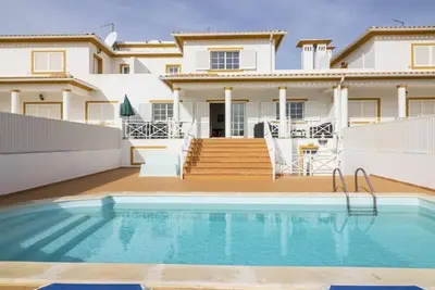 Image de Piscine privée, wifi gratuit, 3 chambres