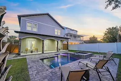 Image de Accueil exceptionnel à Crystal Beach avec piscine privée et bain à remous - 18 couchages!