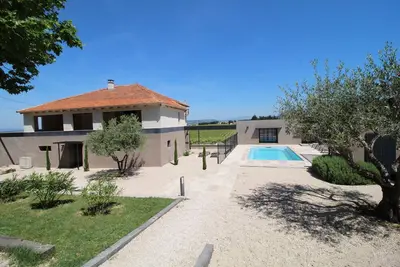 Image de Maison viticole au milieu des vignes avec piscine et jardin