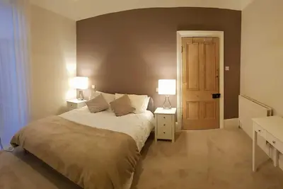 Chambre lumineuse, aérée et spacieuse. Situé au centre