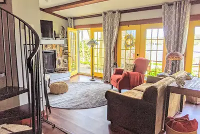 Image de Fern Hill Cottage. Dans l'historique Le Claire, les chiens sont les bienvenus.