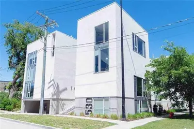 Image de condo de style maison de ville entièrement privée dans le quartier Art parking gratuit et privé sur le toit.