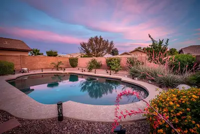 Image de Goodyear, Az 3 chambres, 2 1/2 salles de bain 1900 sq ft maison complète avec piscine et spa!