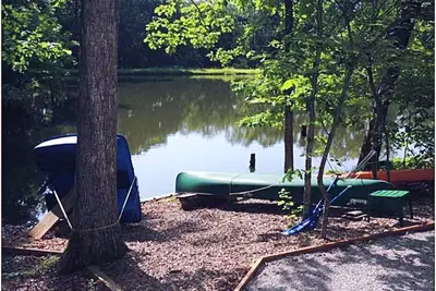 Image de Firefly Inn au bord du lac pour les familles / animaux de compagnie. Réservez tôt!